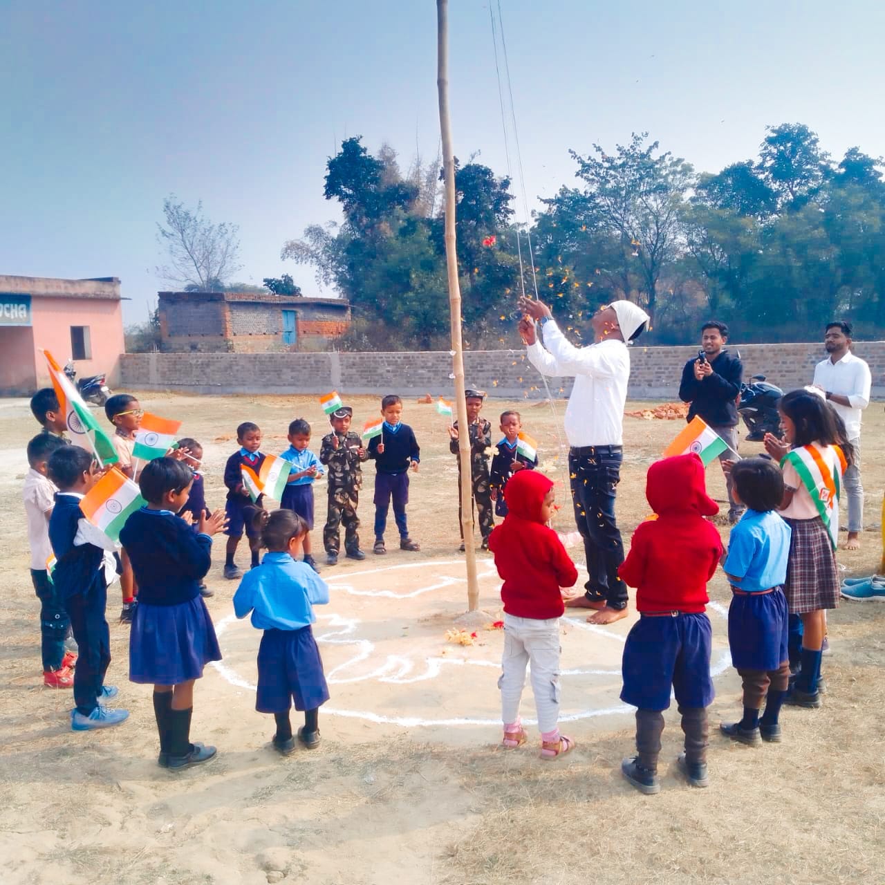 राष्ट्रीय पर्व पर ध्वजारोहण एवं पुष्प वर्षा - भीमखंदा स्कूल राजनगर
