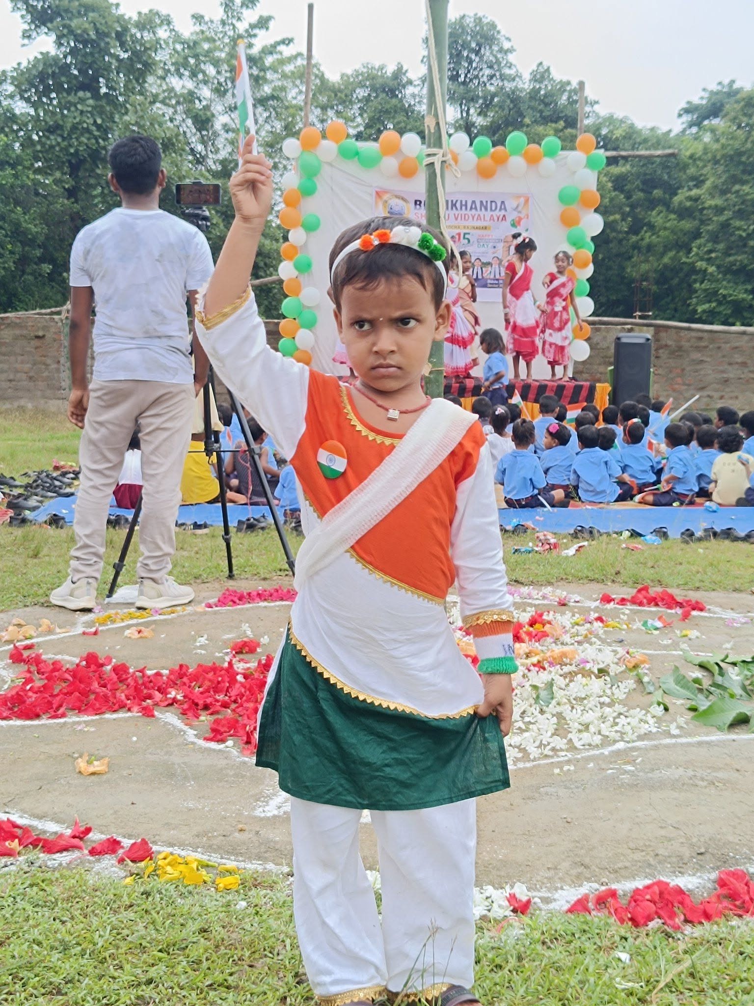 तिरंगा हाथ में लिए नन्हीं छात्रा - Best Primary School in Rajnagar