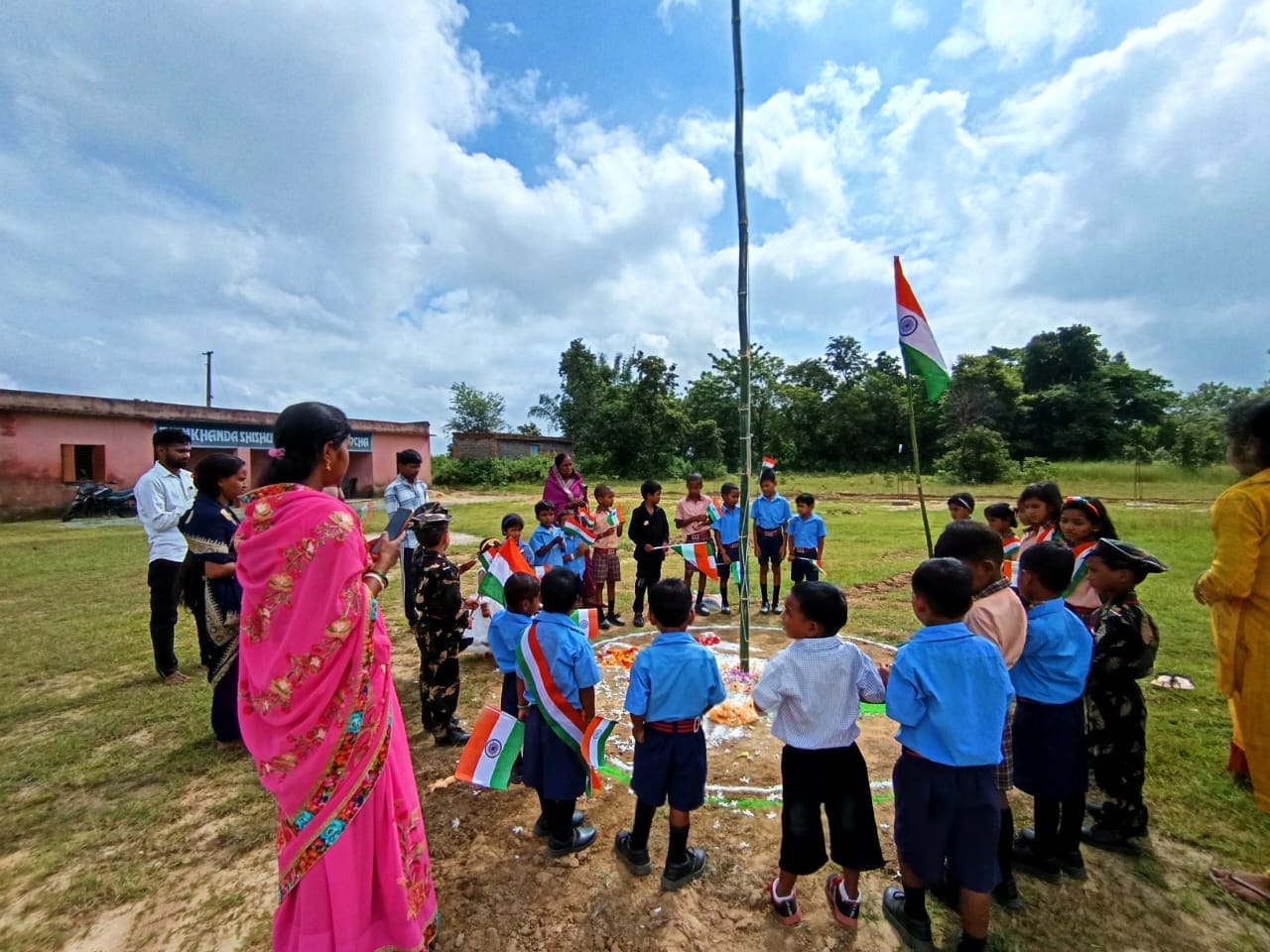 विद्यालय प्रांगण में राष्ट्रीय पर्व का भव्य दृश्य - Rajnagar School Campus