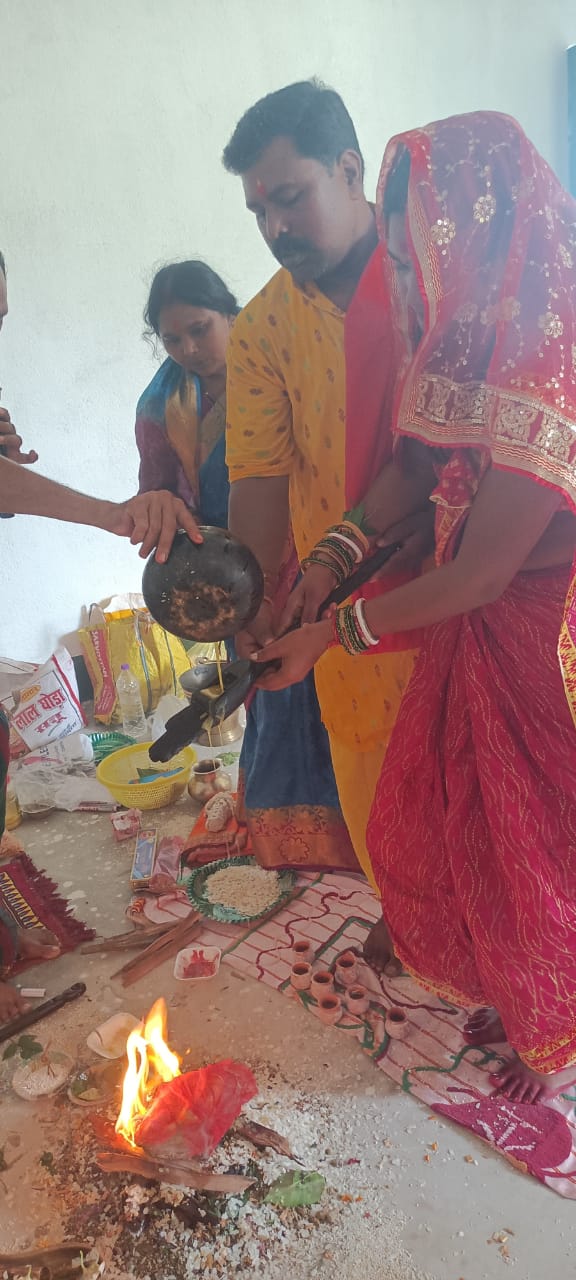 संस्थापक द्वारा पवित्र हवन पूर्णाहुति - समग्र विकास आश्रम राजनगर
